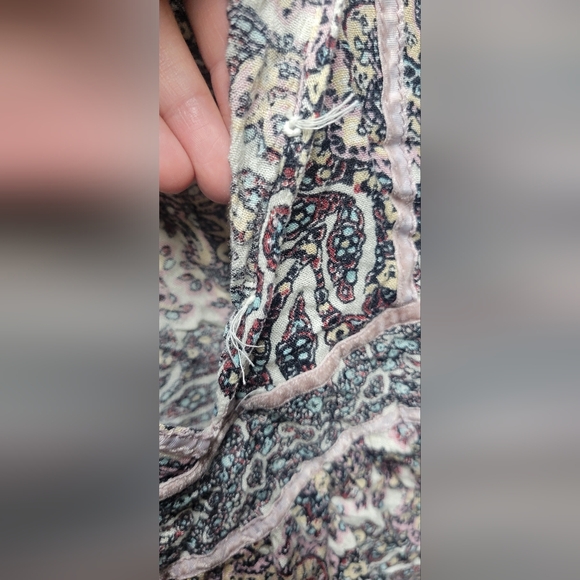 Paisley Print Women's Top Missing Clasp as shown In Pictures - Picture 5 of 8